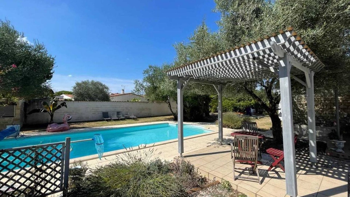 Saint-Sulpice-de-Royan Villa | Homerez - Villa in Saint-Sulpice-de-Royan