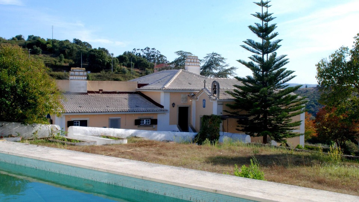 Alenquer House | Homerez - House for 18 ppl. with shared pool, garden and terrace at Lisboa