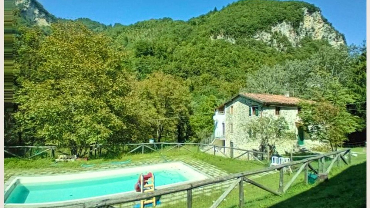Gallicano House | Homerez - House for 8 ppl. with swimming-pool, sauna and garden at Gallicano