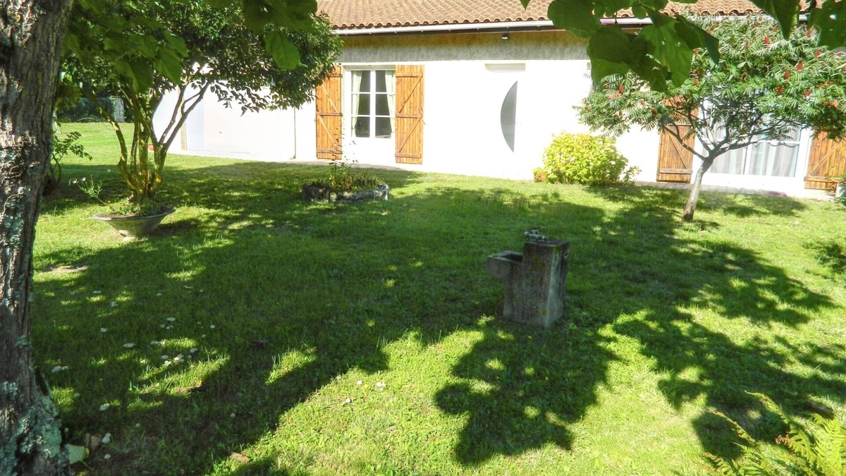 Le Verdon-sur-Mer House | Homerez - House Le Verdon + Private Garden