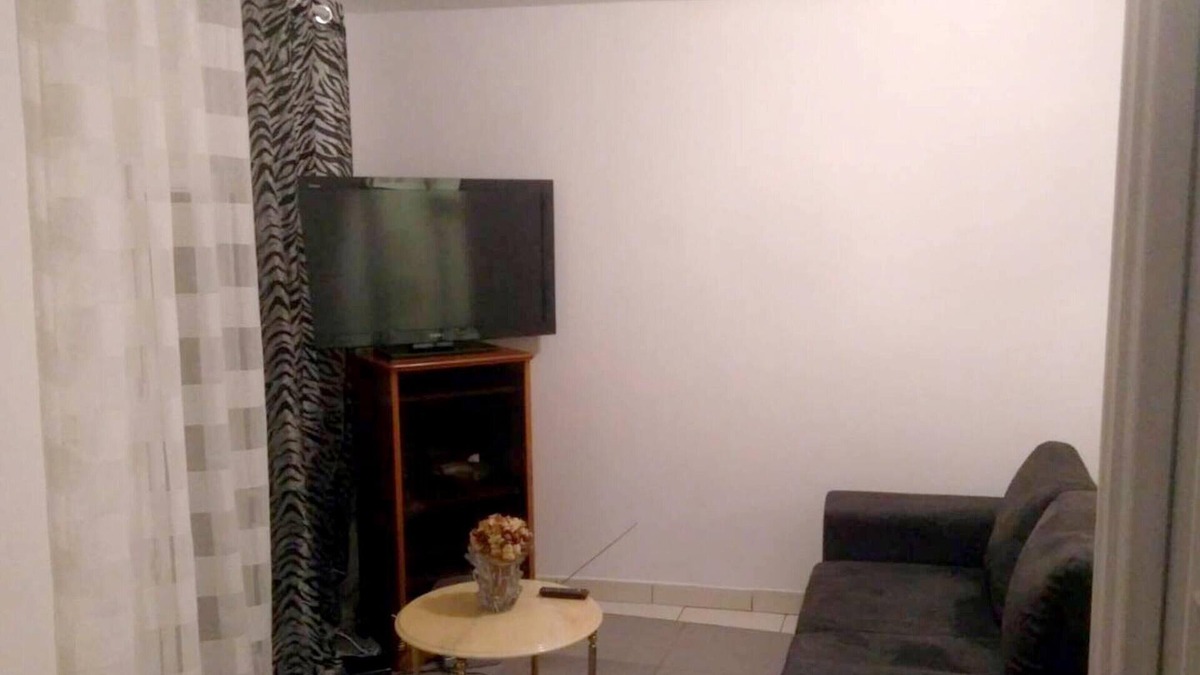 Montgeron House | Homerez - Nice house for 2 ppl. with terrace at Montgeron