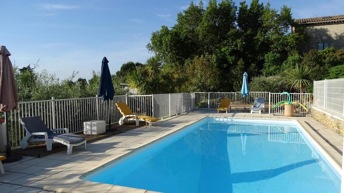 Cardet House | Homerez - Nice house for 4 ppl. with shared pool, garden and terrace at Cardet