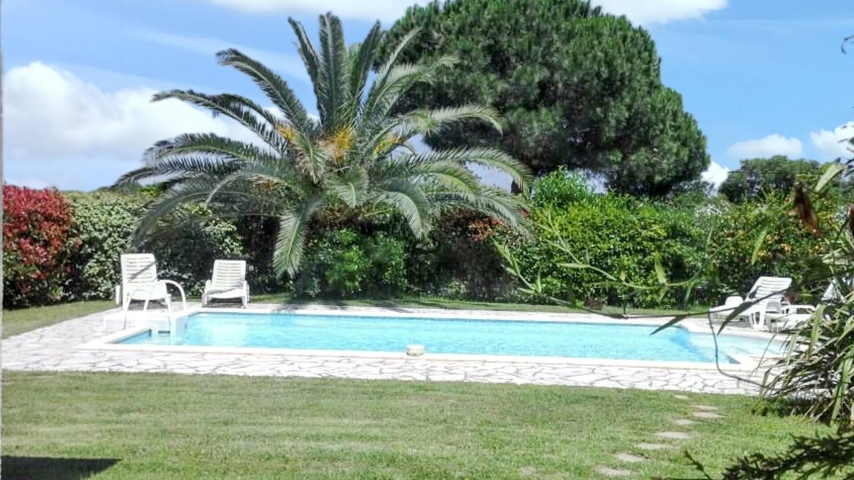 Solaro Villa | Homerez - Relaxing Villa in Solaro with Private Pool and Garden