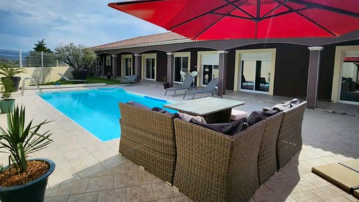 Beaufort-sur-Gervanne Villa | Homerez - Spacious villa for 8 ppl. with swimming-pool at Beaufort-sur-Gervanne