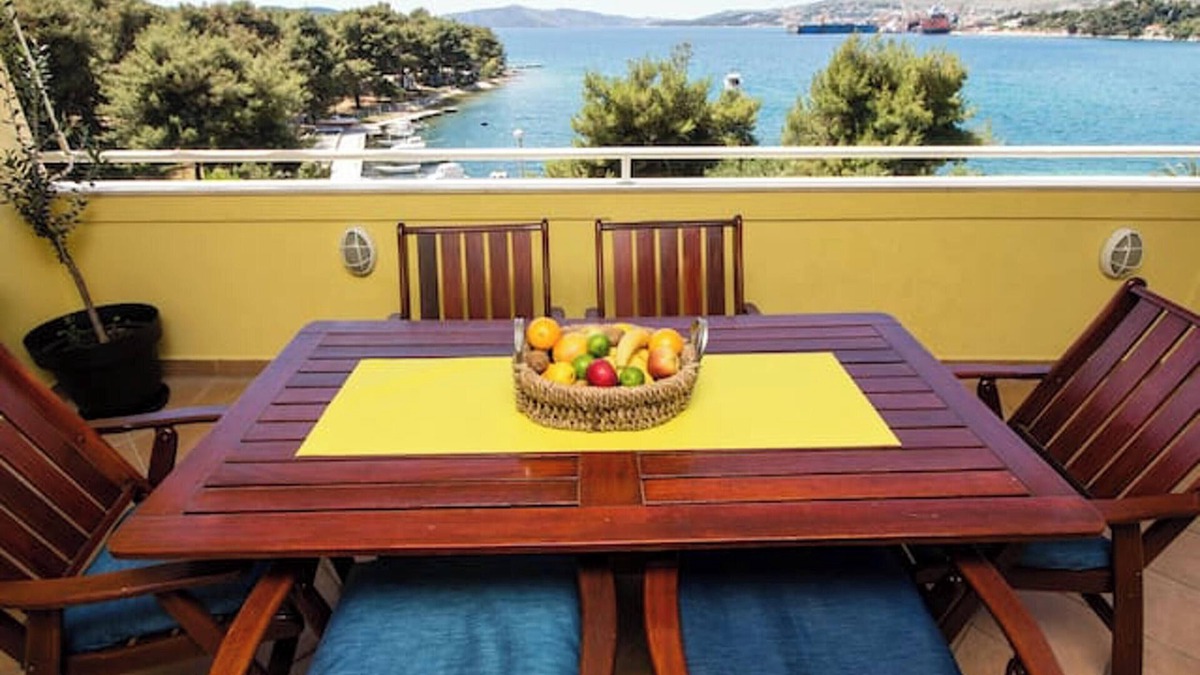 Trogir Apartment | Homerez - Spacious Apartment in Trogir with Parking