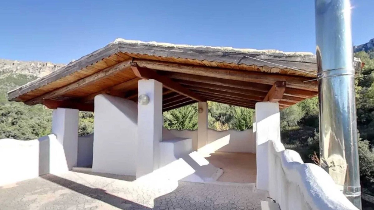 Majada Carrasca Apartment | Homerez - Spacious Apartment in Yeste with Shared Pool