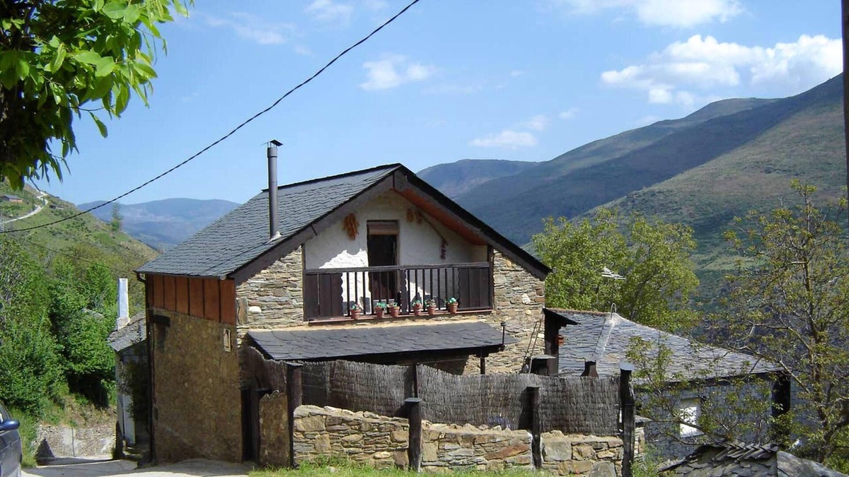 Odollo Apartment | Homerez - Spacious appartement for 8 ppl. with balcony at Odollo