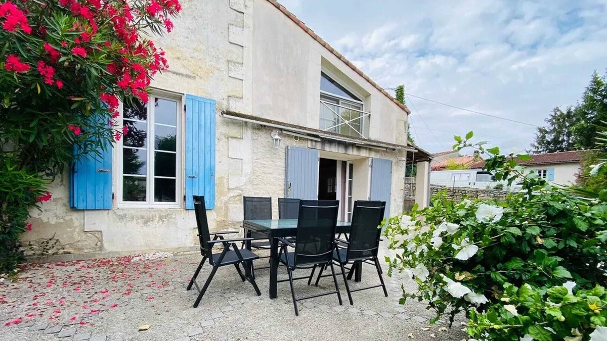 Tour Chabot Gavacherie House | Homerez - Spacious family house in Niort with garden