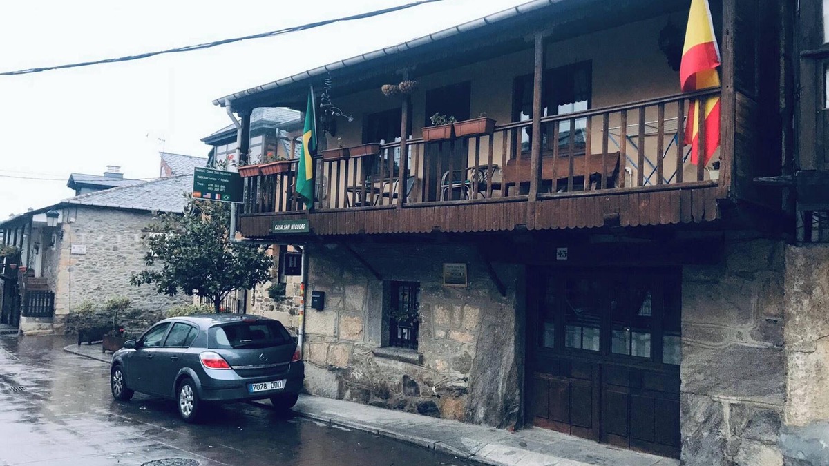 Molinaseca House | Homerez - Spacious House in Molinaseca with Mountain View