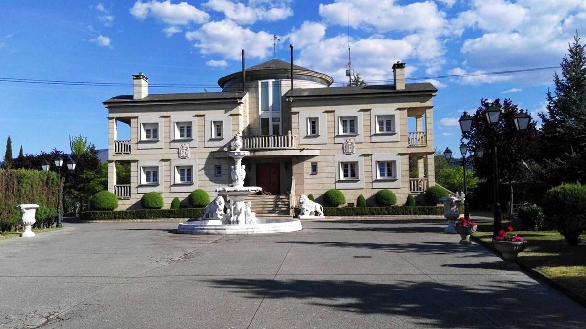 Almazcara House | Homerez - Spacious house with pool and garden in Congosto