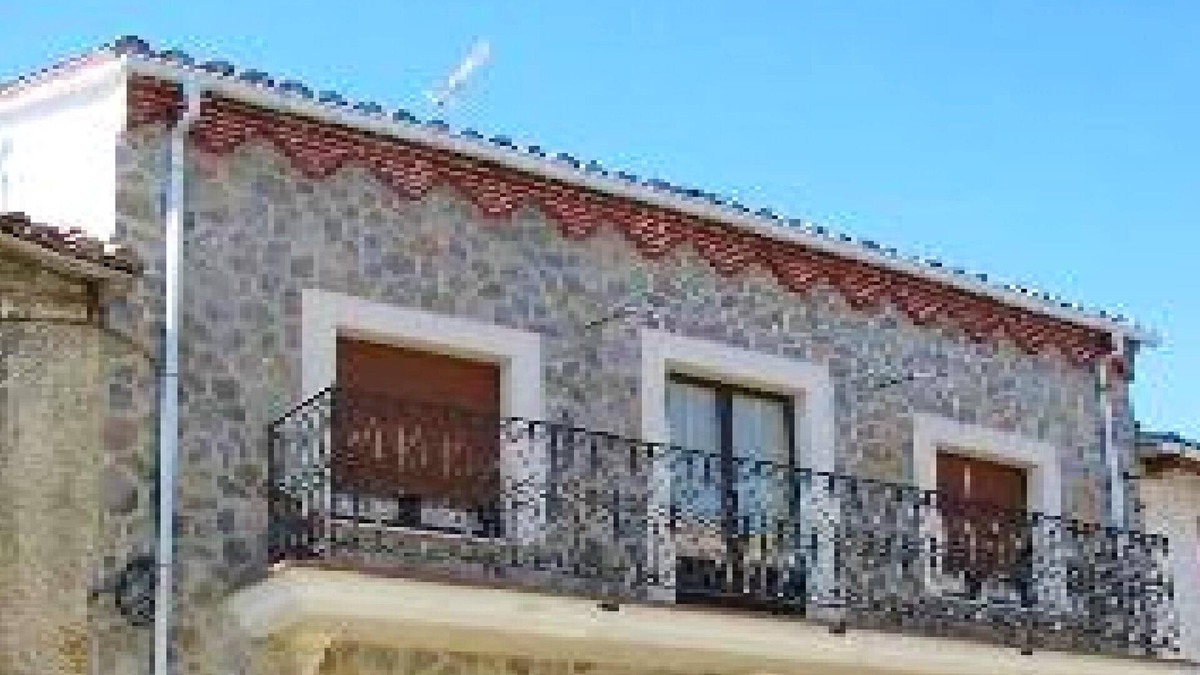 Bonar House | Homerez - Spacious house for 8 ppl. with balcony at Boñar