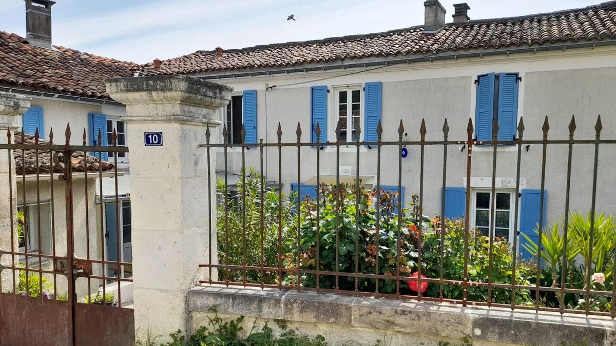Archiac House | Homerez - Spacious house with garden and Wifi