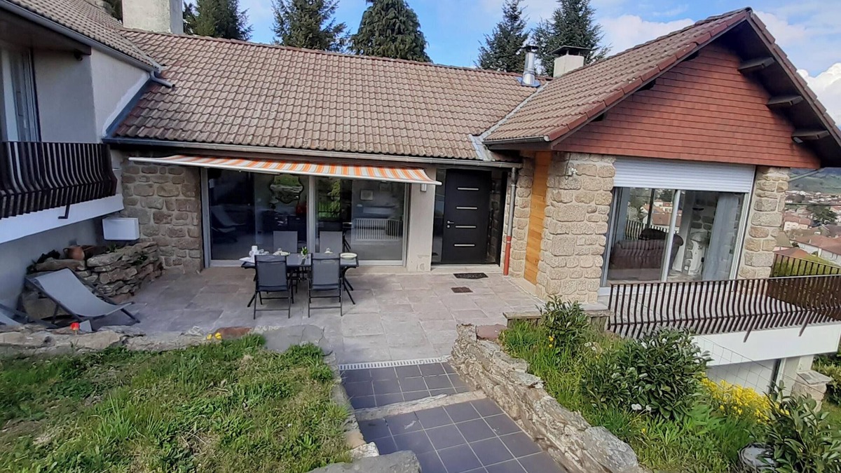 Langogne House | Homerez - Spacious house in Langogne, garden