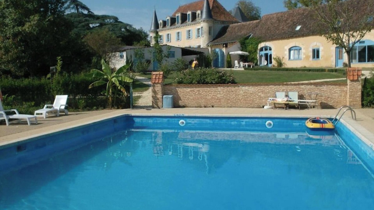 Queyssac House | Homerez - Spacious house in Queyssac with garden