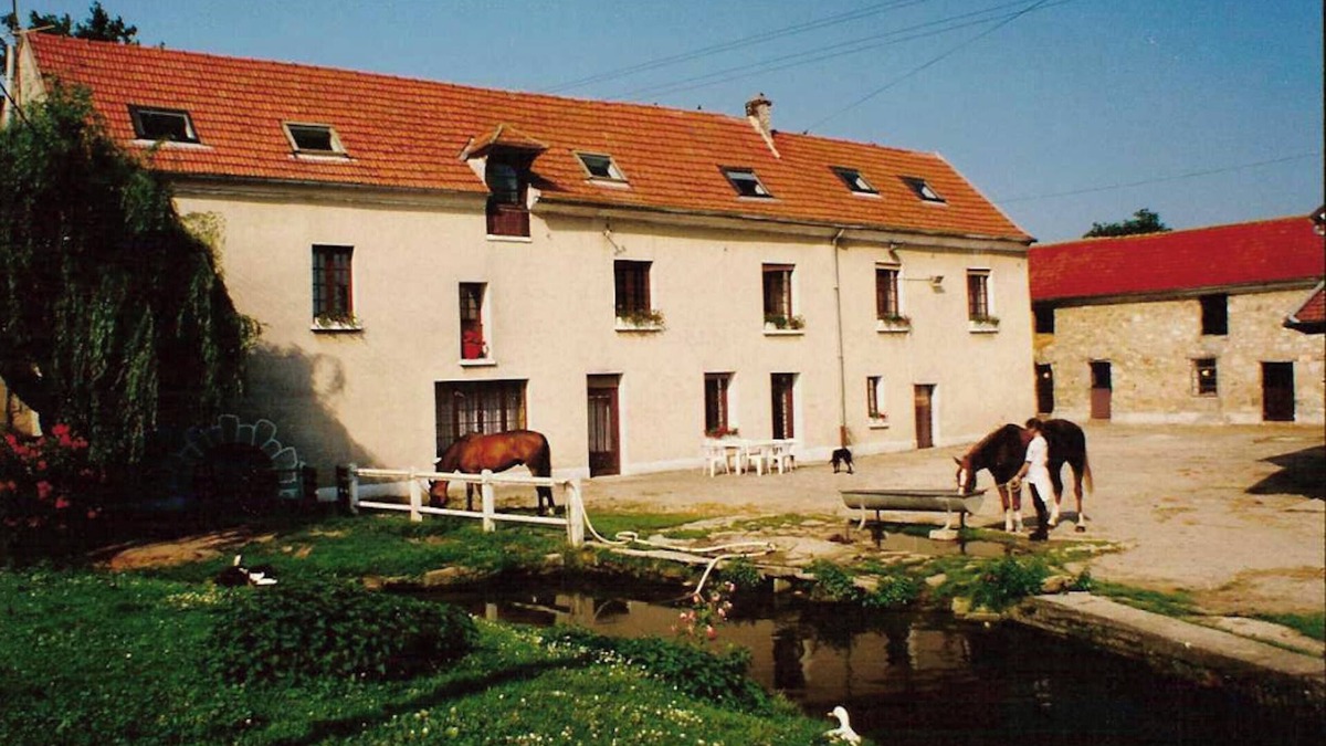Viarmes House | Homerez - Spacious House in Viarmes with Large Garden and Air Conditioning