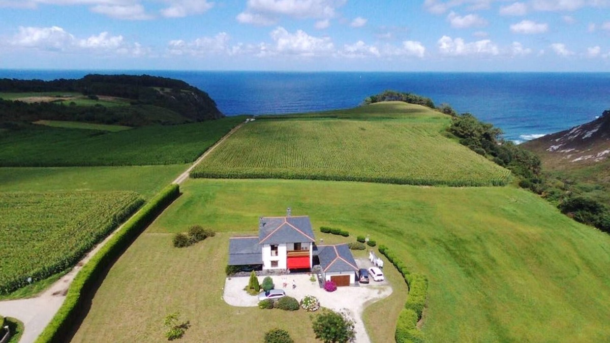 Canedo House | Homerez - Spacious house with sea view