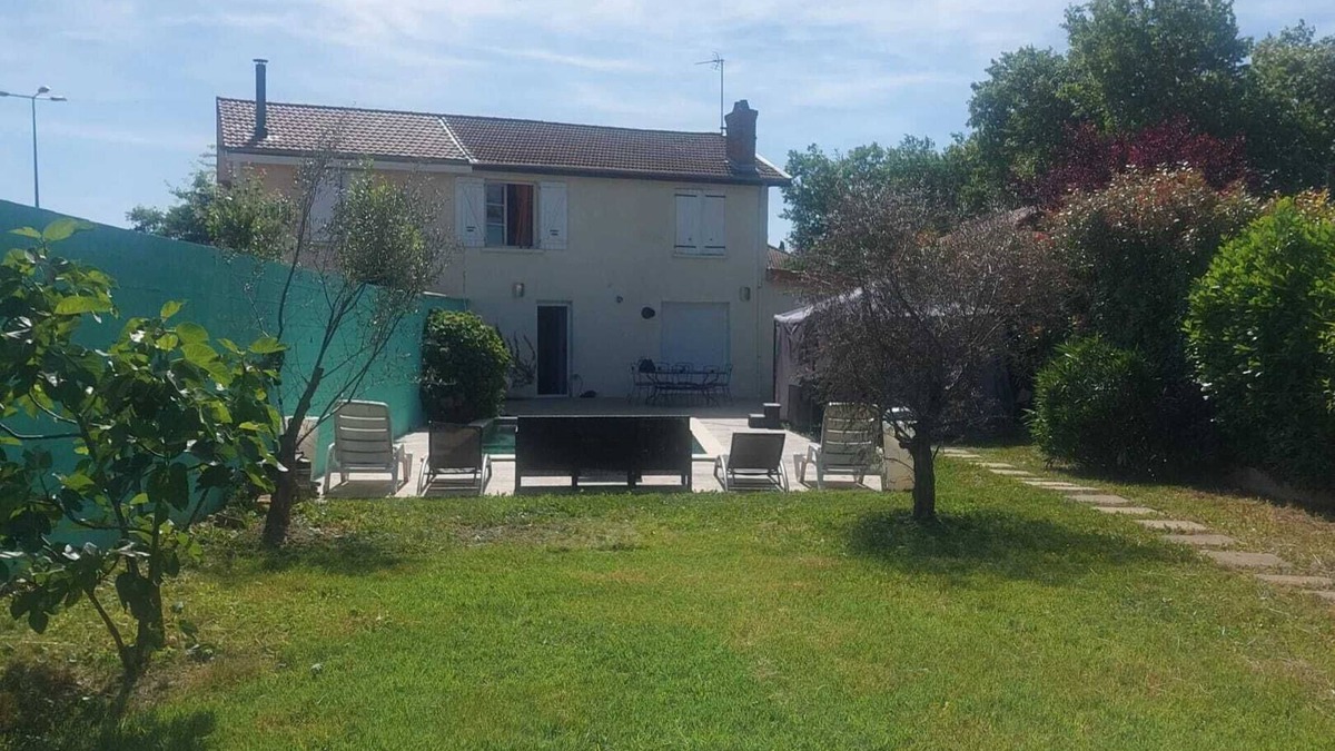 Saint-Fons Villa | Homerez - Spacious villa with pool in Saint-Fons