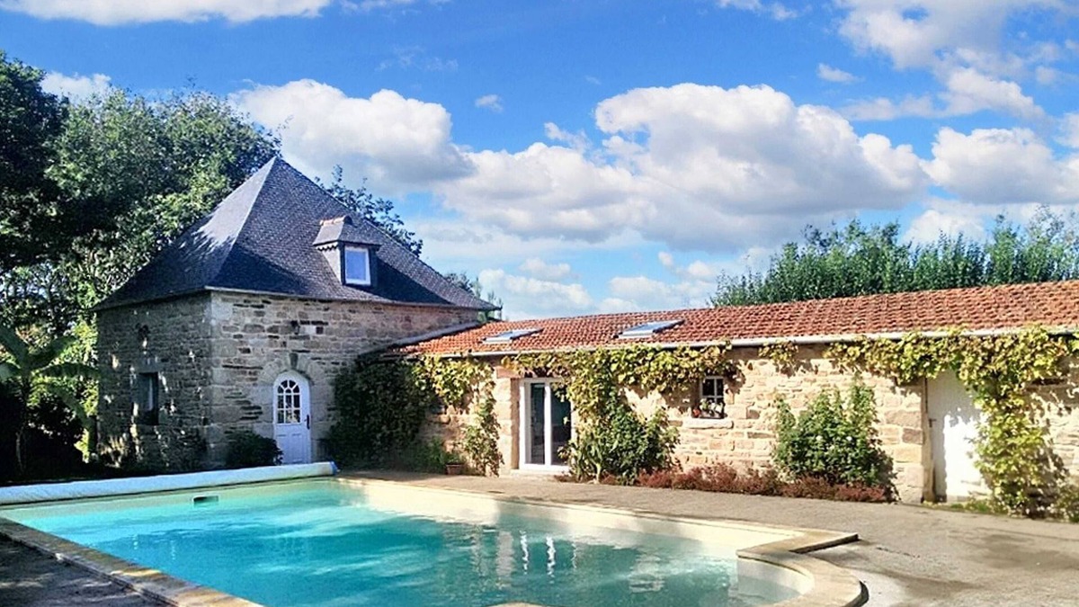 Ploubezre Villa | Homerez - Spacious Villa with Private Pool in Ploubezre