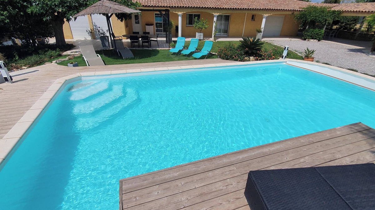 Beziers Villa | Homerez - Spacious villa in Béziers with private pool and jacuzzi