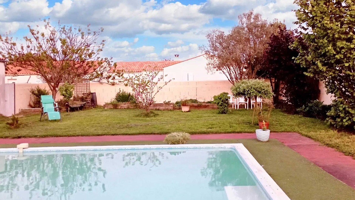 La Jarrie Apartment | Homerez - Studio with Pool in La Jarrie