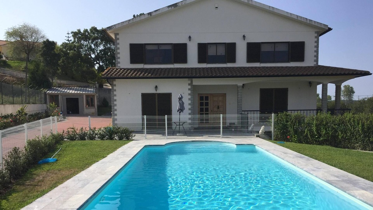 Torres Vedras Villa | Homerez - Villa for 10 ppl. with swimming-pool, garden and terrace at Maxial