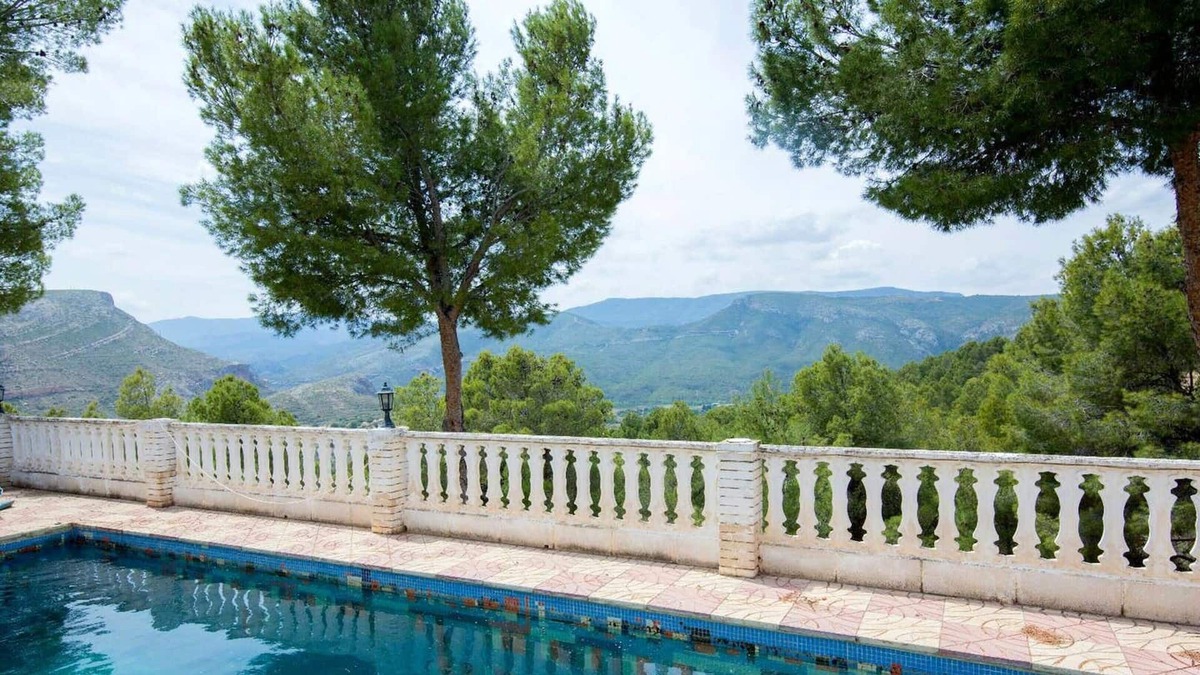 Chulilla Villa | Homerez - Villa for 12 ppl. with swimming-pool, garden and terrace at Chulilla
