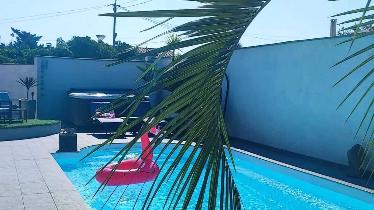 Chateauneuf-les-Martigues Villa | Homerez - Villa in Châteauneuf-les-Martigues