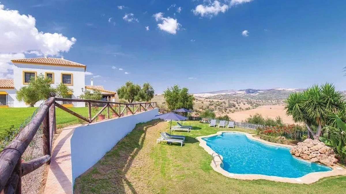 Puerto Serrano Villa | Homerez - Villa in Puerto Serrano