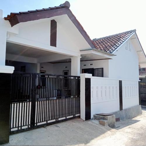 Cilimus House | Homestay Black&White