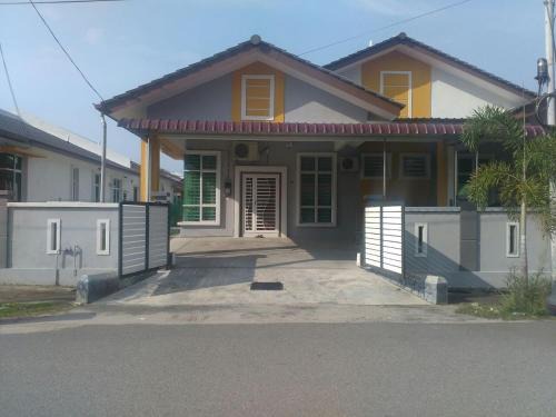 Krubong House | Homestay Fully Aircond Free Wifi Near MITC,UTEM