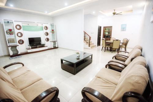 Miri House | Homestay Miri Four Bedroom 17pax