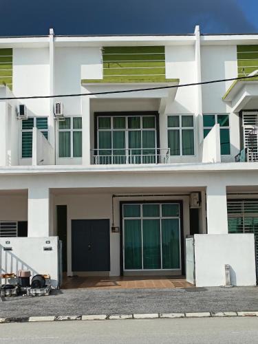 Bota House | Homestay Seri Iskandar By Ummi