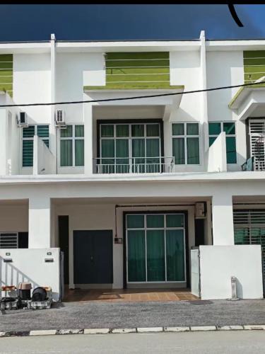 Bota House | Homestay Ummi Seri Iskandar