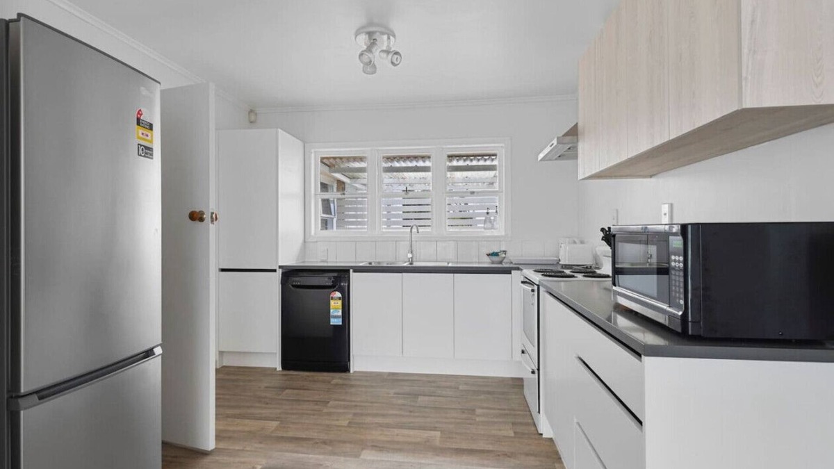 Papatoetoe House | Homey Hideaway 3 BR w Parking , Wi-fi and Netflix