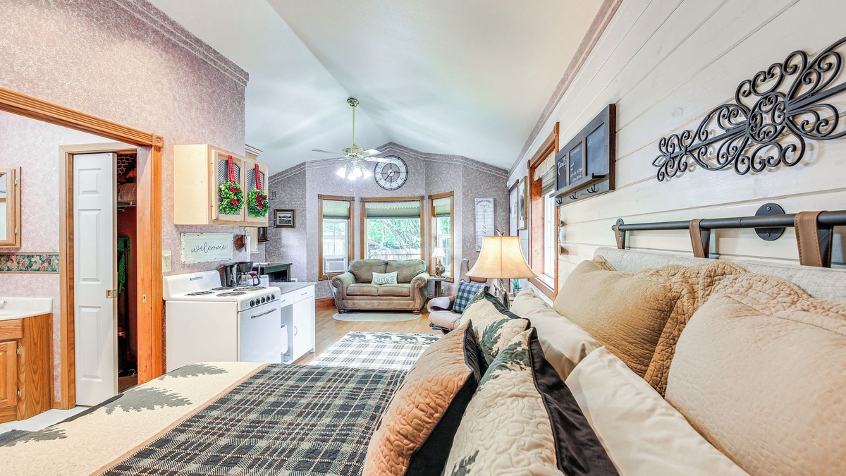 Libby Apartment | Homey Pet-friendly Libby Cottage w/Yard by Creek!