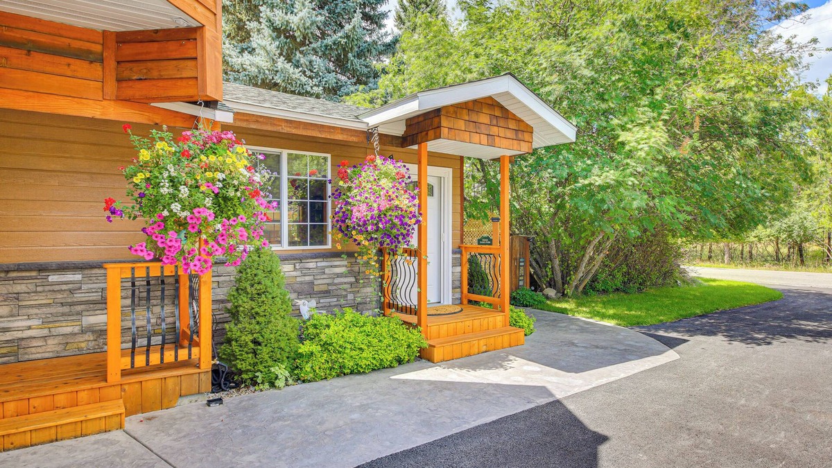 Libby Apartment | Homey Pet-Friendly Libby Cottage w/Yard by Creek!