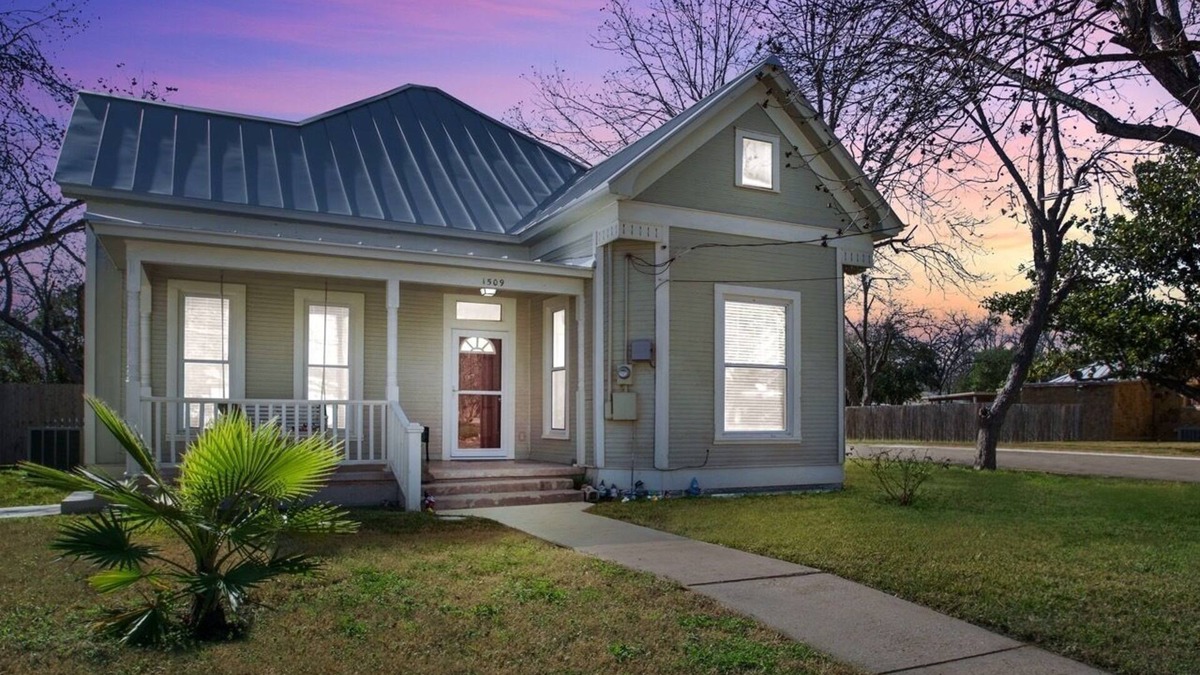 Hondo House | Hondo Haus | 2 King Suites Dog-Friendly Fenced Yard