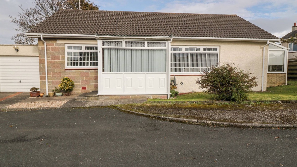 Maidens House | HONESTY COTTAGE, pet friendly, country holiday cottage in Maidens