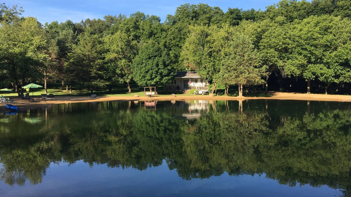 Janesville Cabin | Honeybee Cottage at Star's Hollow Inn and Farm Hobby