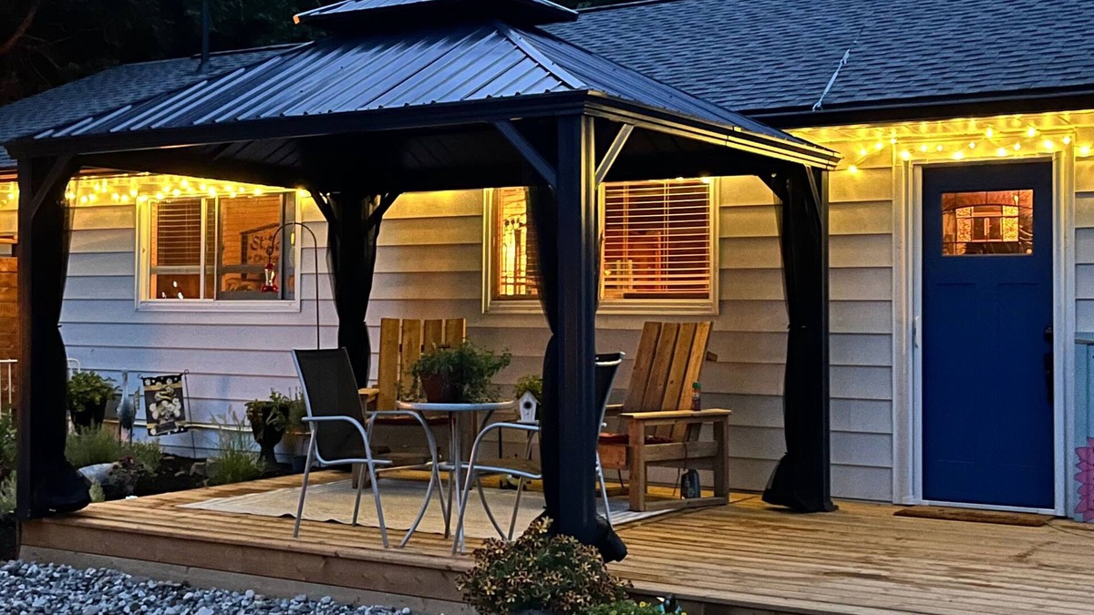 Edwardsburgh/Cardinal House | Honeybee Haven - Escape to a Serene Autumn Retreat! Dog Friendly, Free Parking.