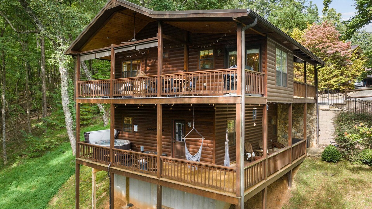 Walnut Mountain Cabin | Honeycomb Ridge~Luxury 4BR 3B~Hot tub~Fire Table~Game Room~Double Decks~Gym