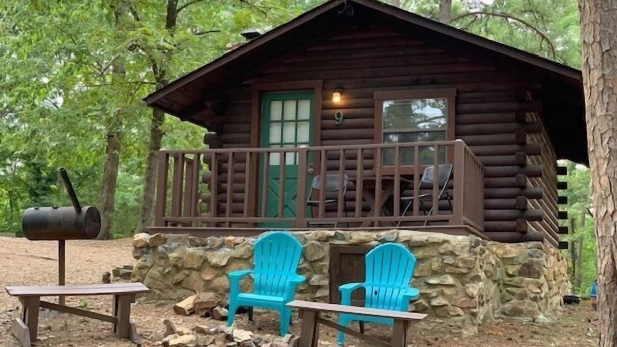 Broken Bow Cabin | Honeymoon Cabin sleeps 2 Guest, on Stocked pond, NEAR the Lake!
