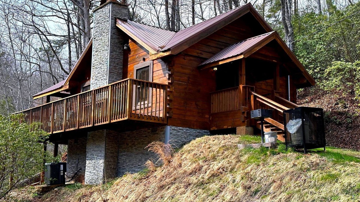 Gatlinburg - Pigeon Forge Cabin | Honeymoon Hideaway: Private Honeymoon Cabin with Hot Tub in Gatlinburg