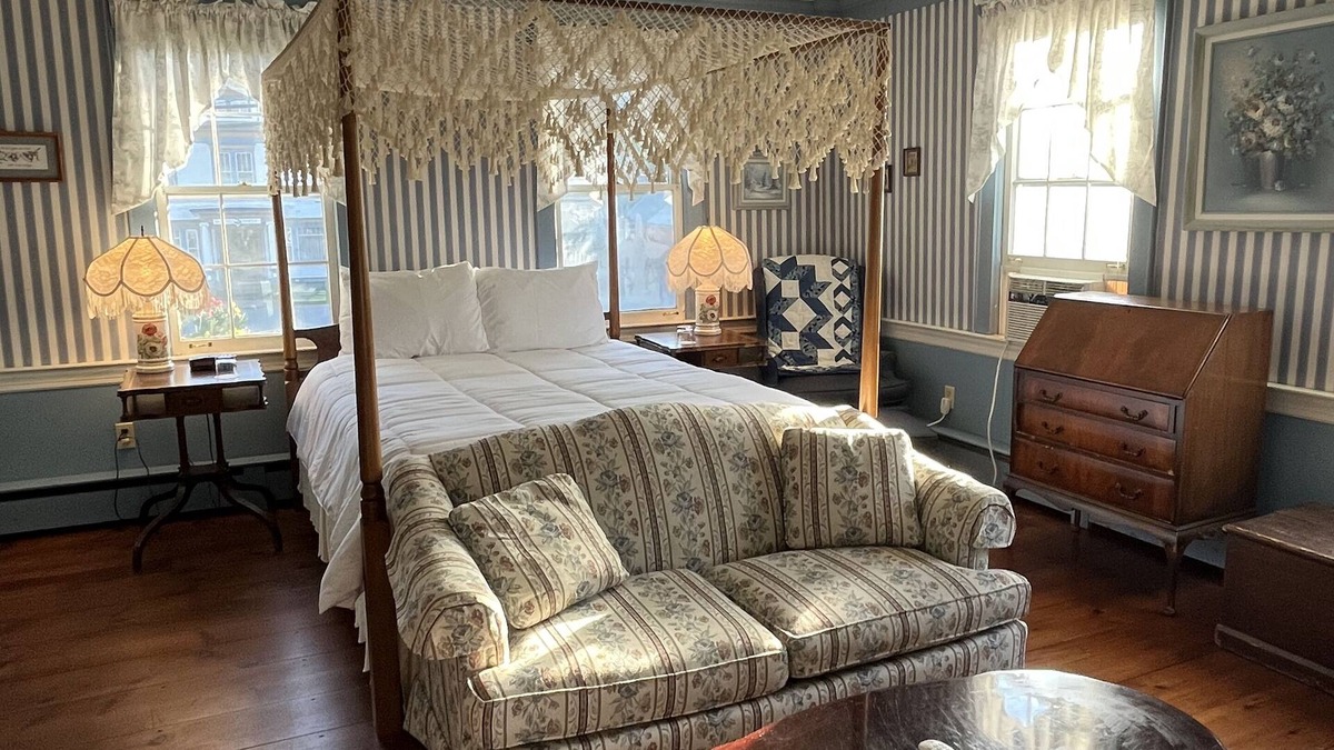 Chester Bed & Breakfast | Honeymoon Suite with Jacuzzi Tub in Historic Inn
