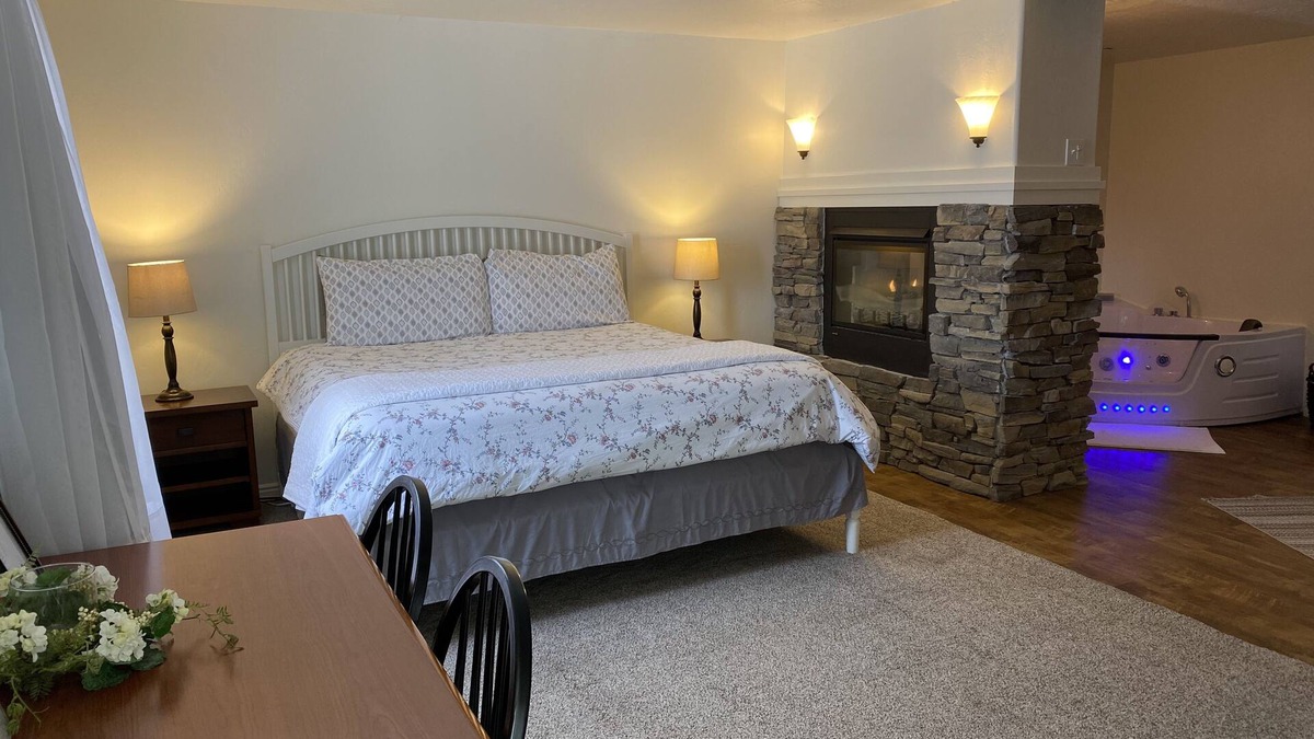 Vernal Apartment | Honeymoon Suite with Large Jetted Tub