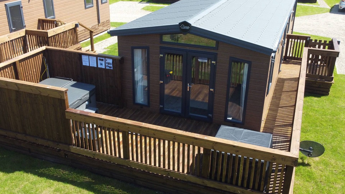 Runswick Bay Cottage | HONEYSUCKLE LODGE, pet friendly, with hot tub in Staithes