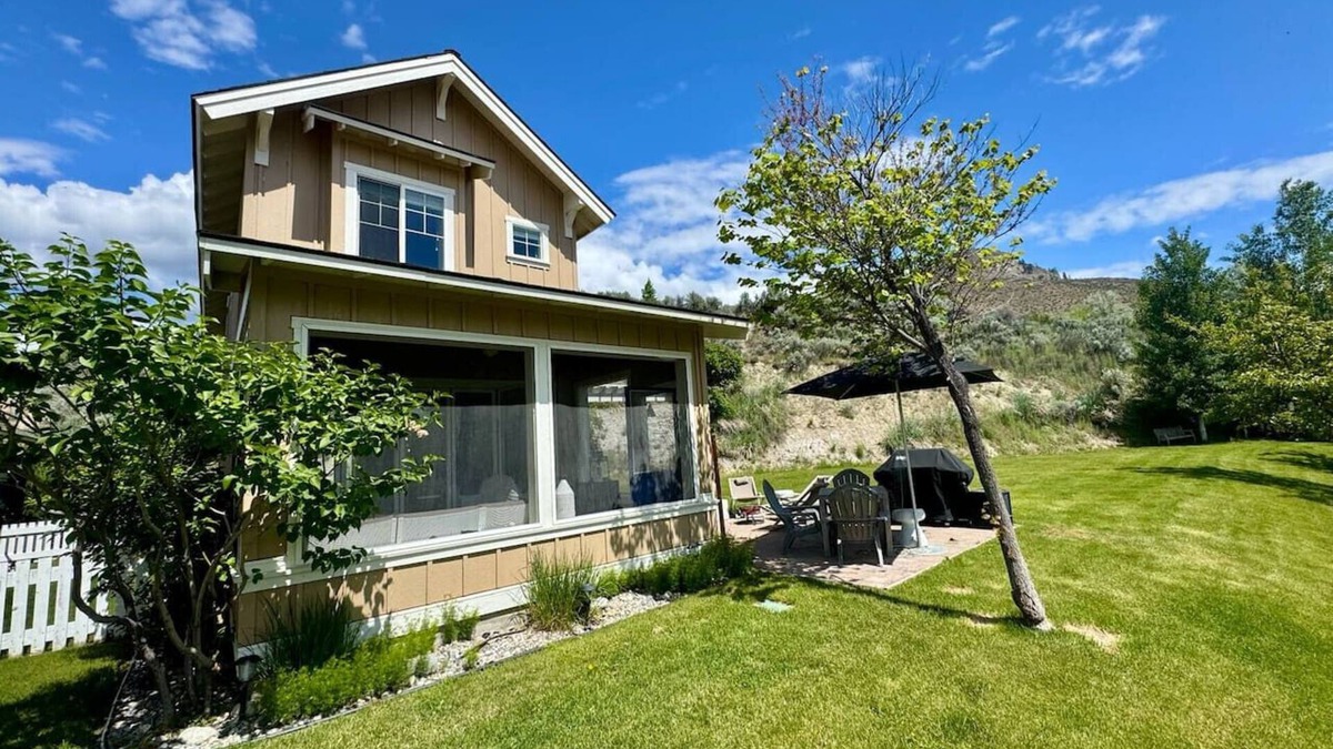 Oroville House | Honeysuckle Beach Oasis