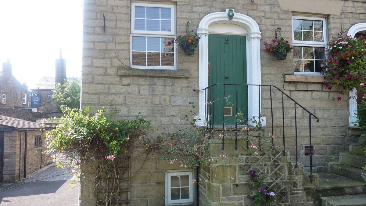 High Peak House | Honeysuckle Cottage, 2 bed, sleeps 3, family-friendly and pet-friendly