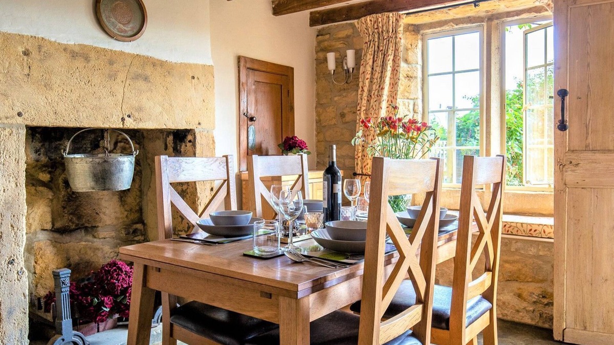 Blockley Cottage | Honeysuckle Cottage - sleeps 4 guests in 2 bedrooms