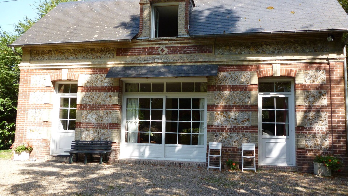 Equemauville Cottage | Honfleur, Cote de Grace, family self-catering 2 bed Gite fenced private garden